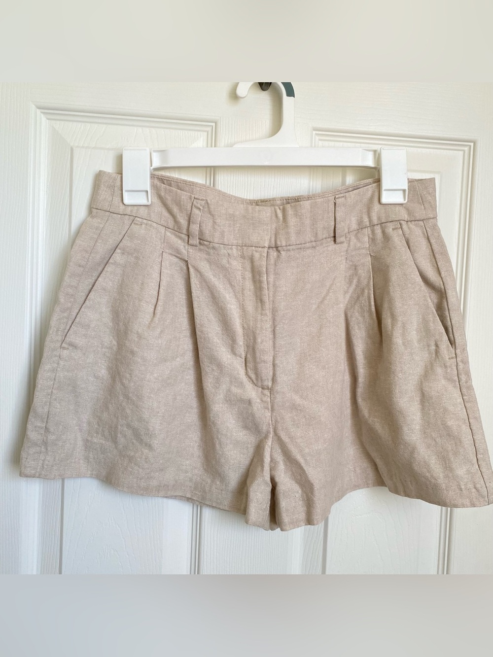 Old Navy Light Beige High-Waist Linen Blend Pleated Shorts Adjustable waist.